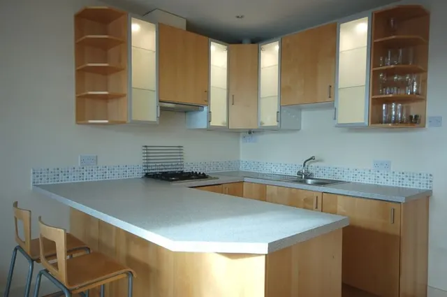 Chiswick High Road, W4, photo 3