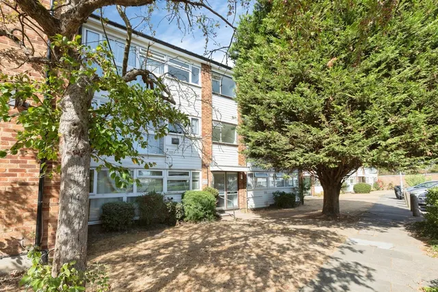 St. Peters Close, Ilford, IG2, photo 1