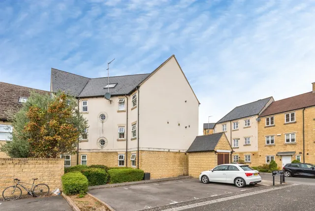 Photo 2 — Woodford Way, Witney