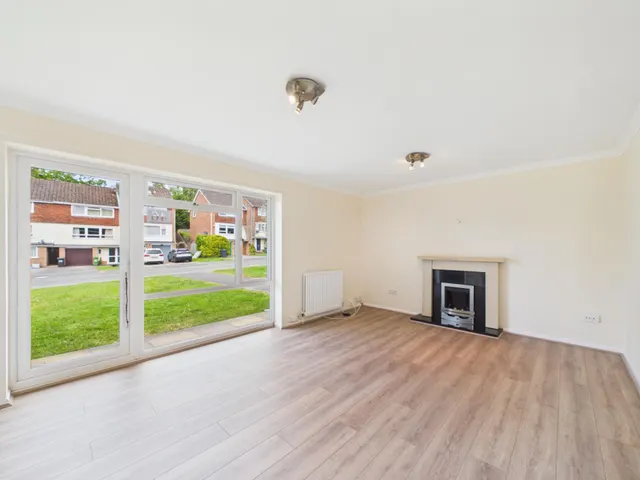 Photo 2 — Robin Way, Tilehurst, Reading, RG31