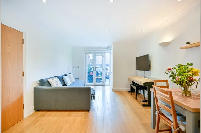 Photo 3 — Flat 4, Kingsdown Point, 136 Palace Road, London