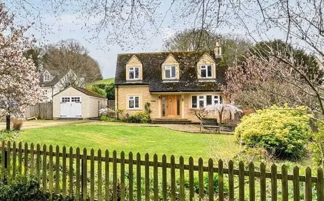 Coulston, BA13, photo 2