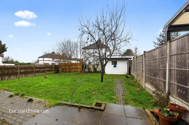 Photo 3 — Barfield Avenue, London