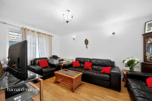 Barfield Avenue, London, photo 1