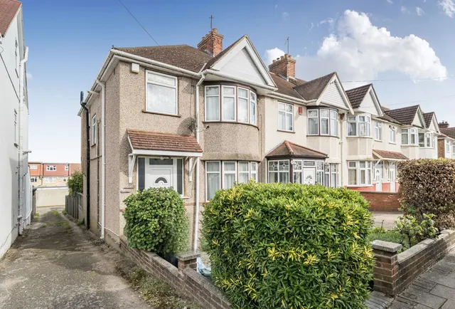 Holden Avenue, London, NW9 8HR, photo 1