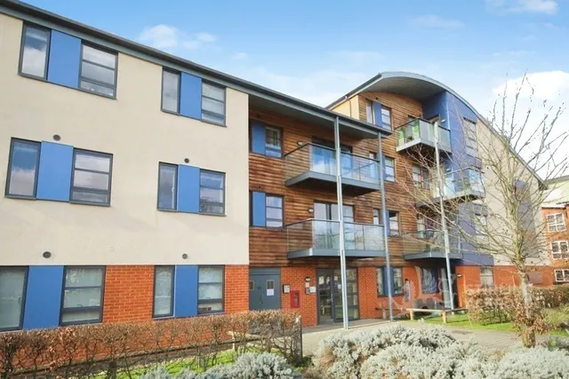Pretoria Road, Chertsey, KT16, photo 2