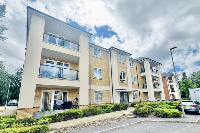 Hurst Avenue, Blackwater, GU17, photo 2