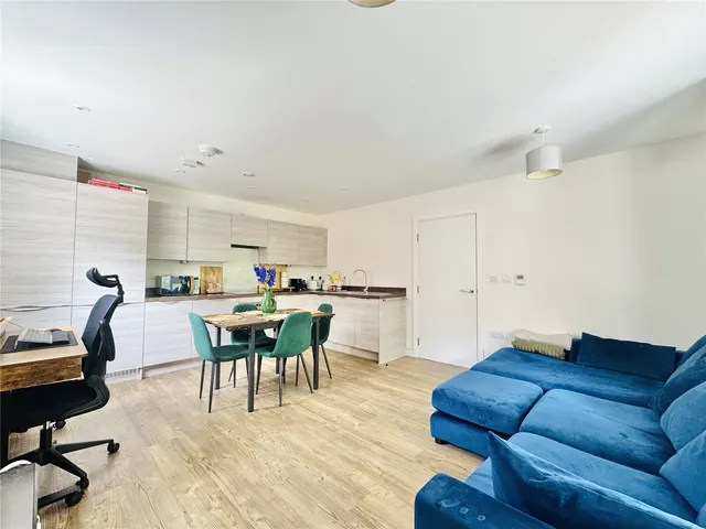 Hurst Avenue, Blackwater, GU17, photo 1