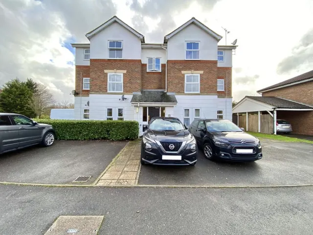 Tollgate Drive, Hayes, UB4, photo 2