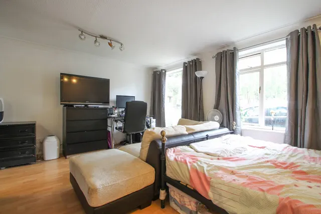 Photo 3 — Erith Road, Belvedere