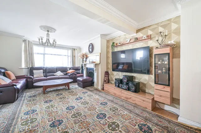 Photo 2 — 3 Wentworth Close, London