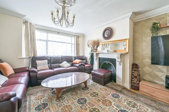 Photo 3 — 3 Wentworth Close, London