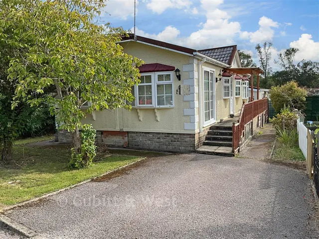 Emms Lane, Brooks Green, RH13, photo 1