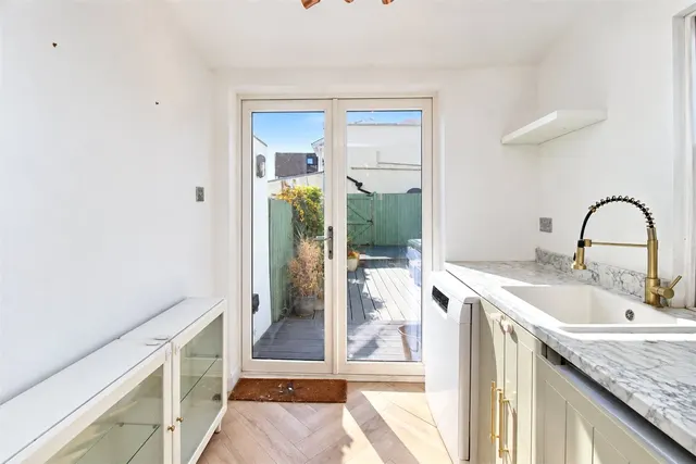 Photo 2 — Uttons Avenue, Leigh-on-Sea, Essex, SS9