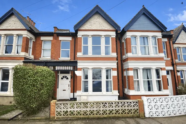 4 bedroom house — 4 Bedroom house in heart of Westcliff on Sea