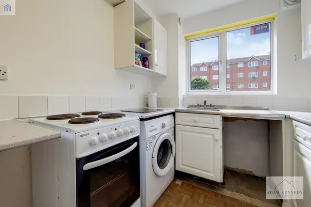Photo 3 — 64 Chaffinch Close, Edmonton, London, N9 8UG