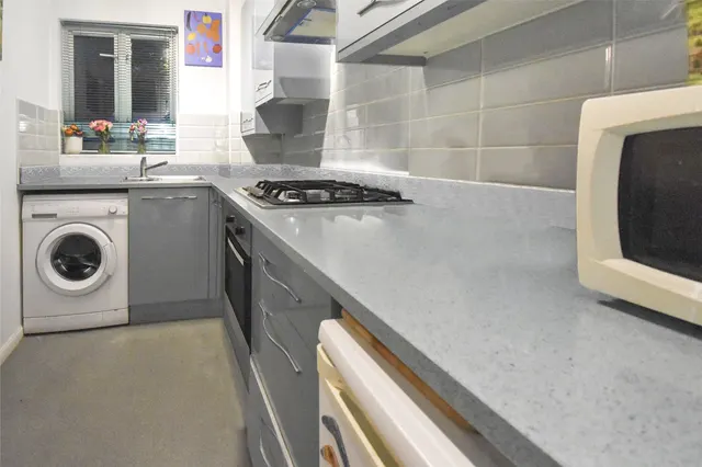 Photo 2 — Bardsley Drive, Farnham, Surrey, GU9 8UH