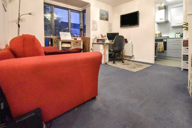 Photo 3 — Bardsley Drive, Farnham, Surrey, GU9 8UH