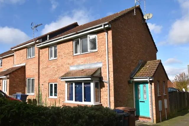 Bardsley Drive, Farnham, Surrey, GU9 8UH, photo 1