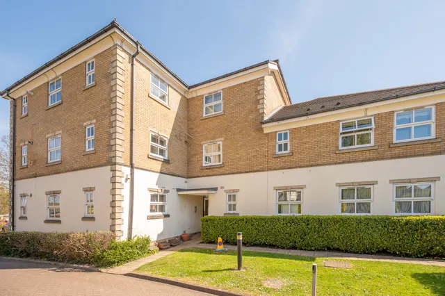 Photo 3 — 1 Sycamore Court, 203 Great North Way, London