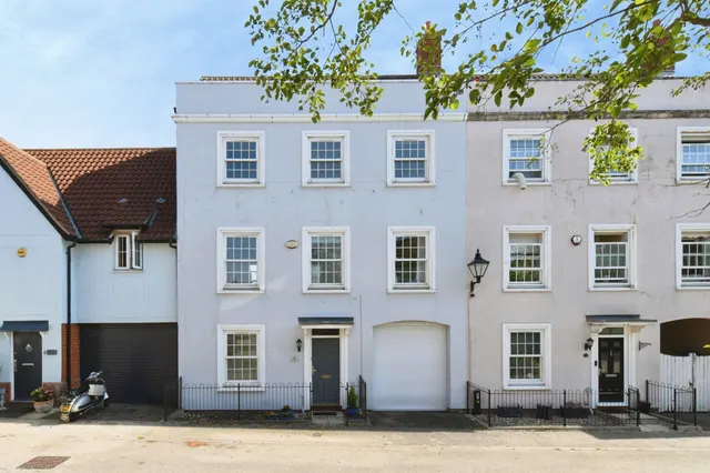 Peers Square, Chancellor Park, Chelmsford, photo 1