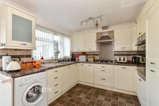 Central Way, Sandown, PO36, photo 2