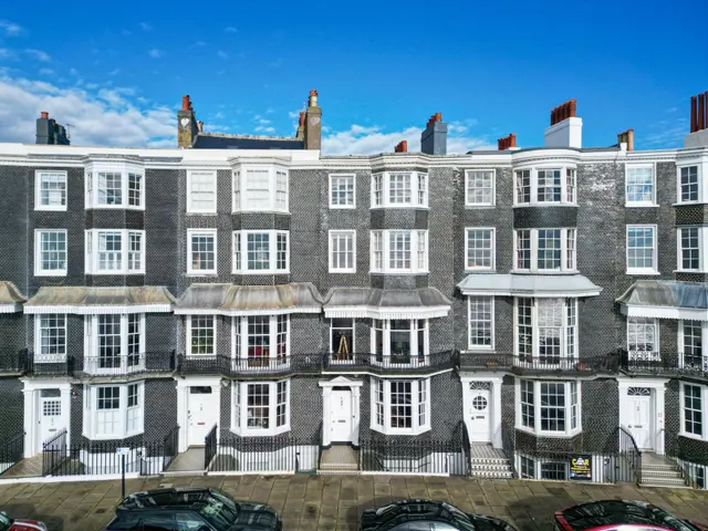 Royal Crescent, Brighton, BN2, photo 1