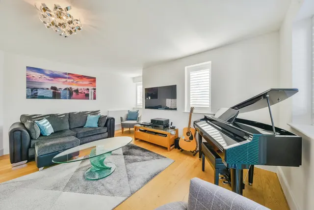 Photo 3 — 143 Icknield Way, Letchworth Garden City