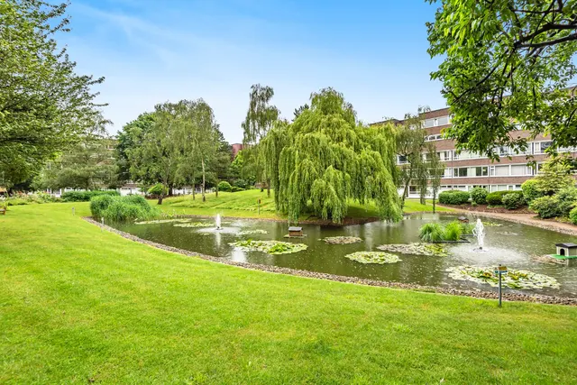 2 bedroom flat — Fair Acres, Bromley, Kent, BR2