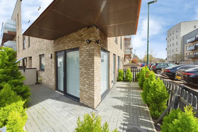 Photo 3 — Ferndale Crescent, Carshalton