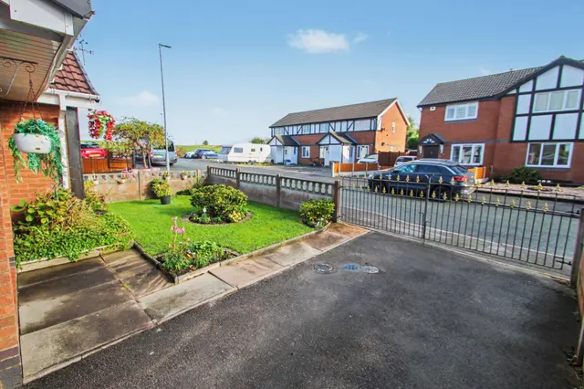 Bowfell Grove, Adderley Green, ST3, photo 2