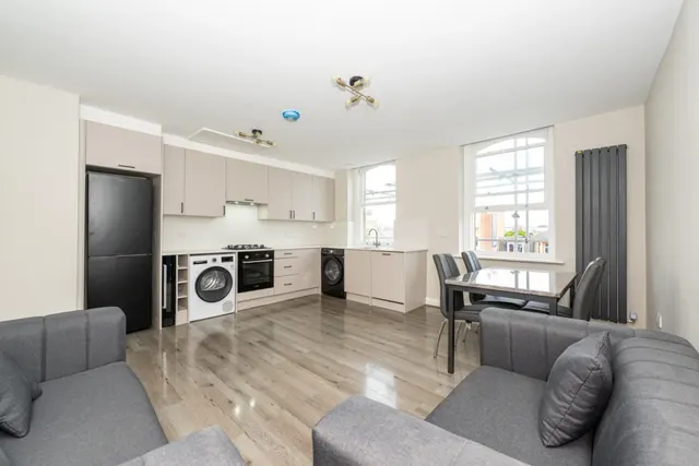 Uxbridge Road, Shepherds Bush, W12, photo 1