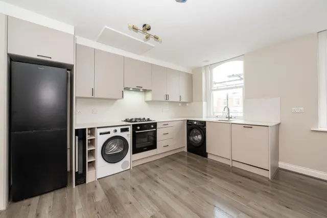 Uxbridge Road, Shepherds Bush, W12, photo 2