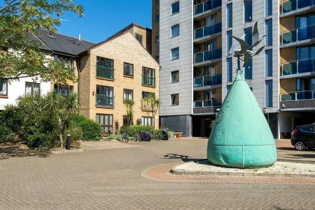 4 bedroom flat, Plough Way, London