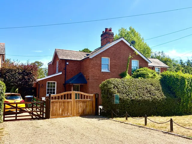 Braeside Hardwick Lane, Lyne LyneSurrey Chertsey, KT16, photo 1