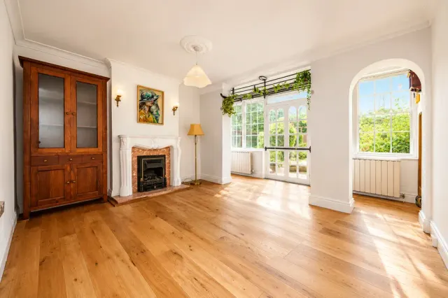 Harlington Road, UB8, photo 2