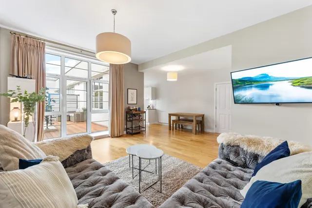 Photo 3 — 100 Canniesburn Quadrant, Bearsden, G61 1RW