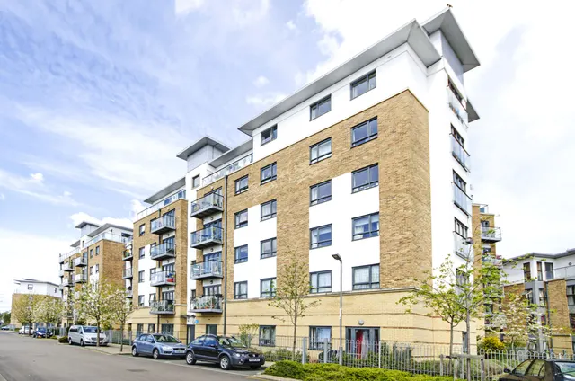 London, NW10, photo 1