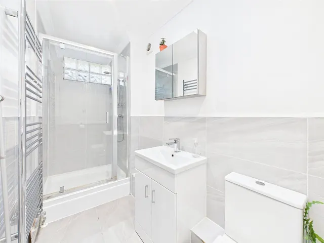Elfin Grove, Teddington, TW11, photo 3