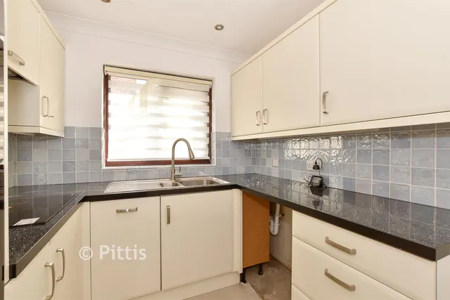 Trafalgar Road, Newport, PO30, photo 3