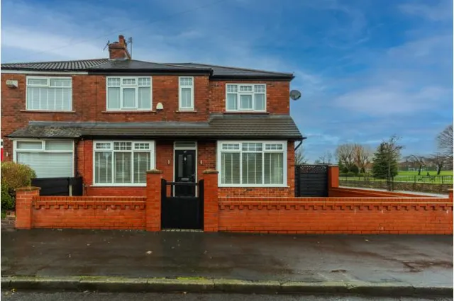 Buckingham Road, Droylsden, photo 1