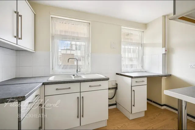 Dornberg Close, Blackheath, photo 2