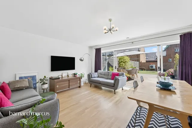 Parkview Way, Epsom, photo 1