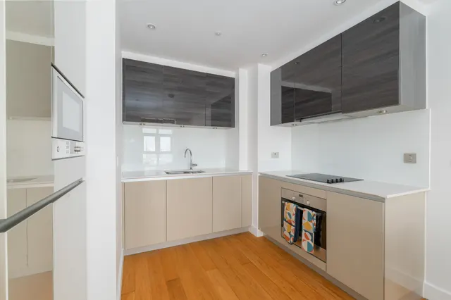 Barking Road, London, E16, photo 2
