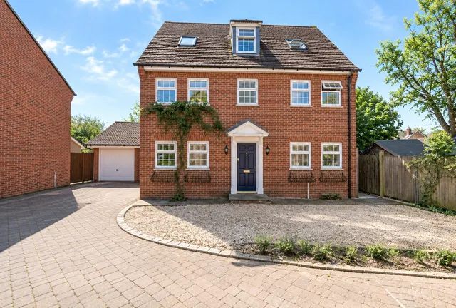 Cedar Gardens, Chobham, GU24, photo 1
