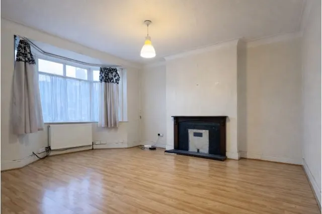Clements Road, London, photo 1