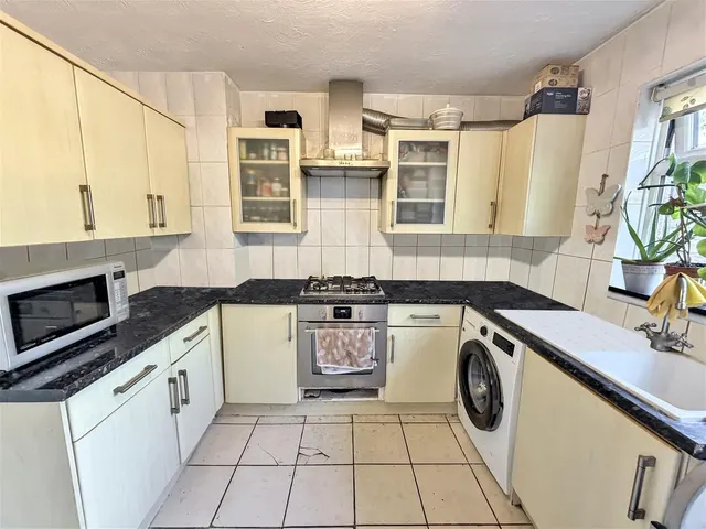 Photo 3 — Abbotswood Way, Hayes