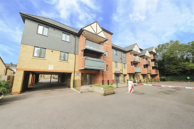 Pullman Court, Warwick Road, West Drayton, UB7 9GZ, photo 1