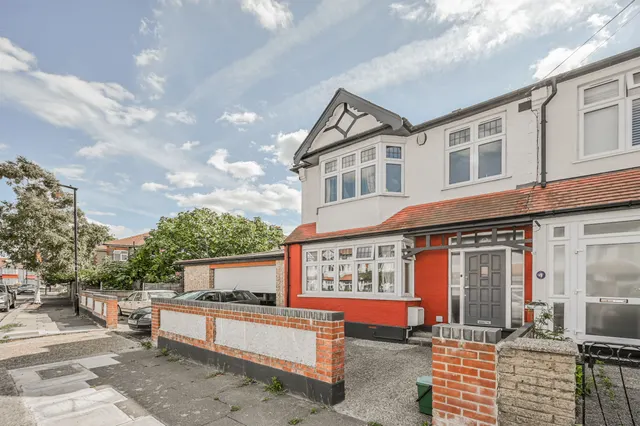 2 Sandringham Road, London, photo 1
