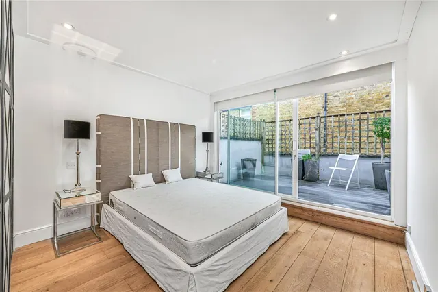 Prince Of Wales Drive, London, SW11, photo 3